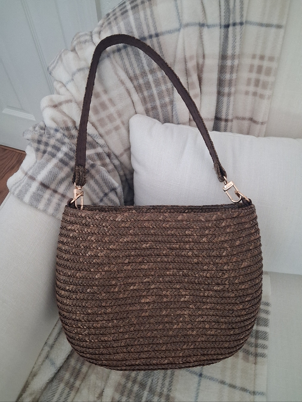 🌿 Stylish Woven Brown Shoulder Bag with Gold Accents 🌿